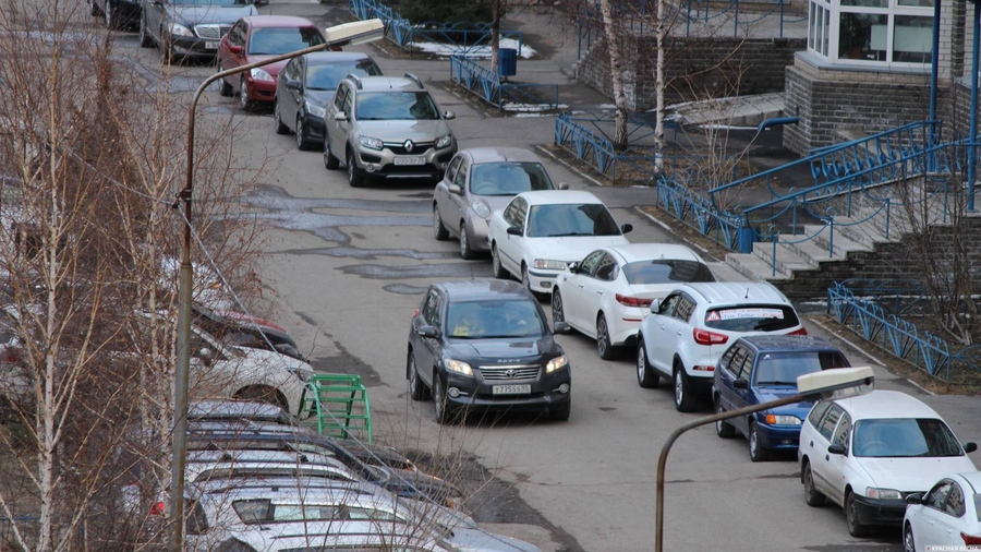 Парковка во дворе дома