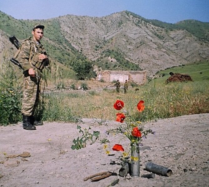 Первый памятник защитникам 12-й заставы, поставленный на ее руинах  пограничниками Московского погранотряда, середина 1990-х годов