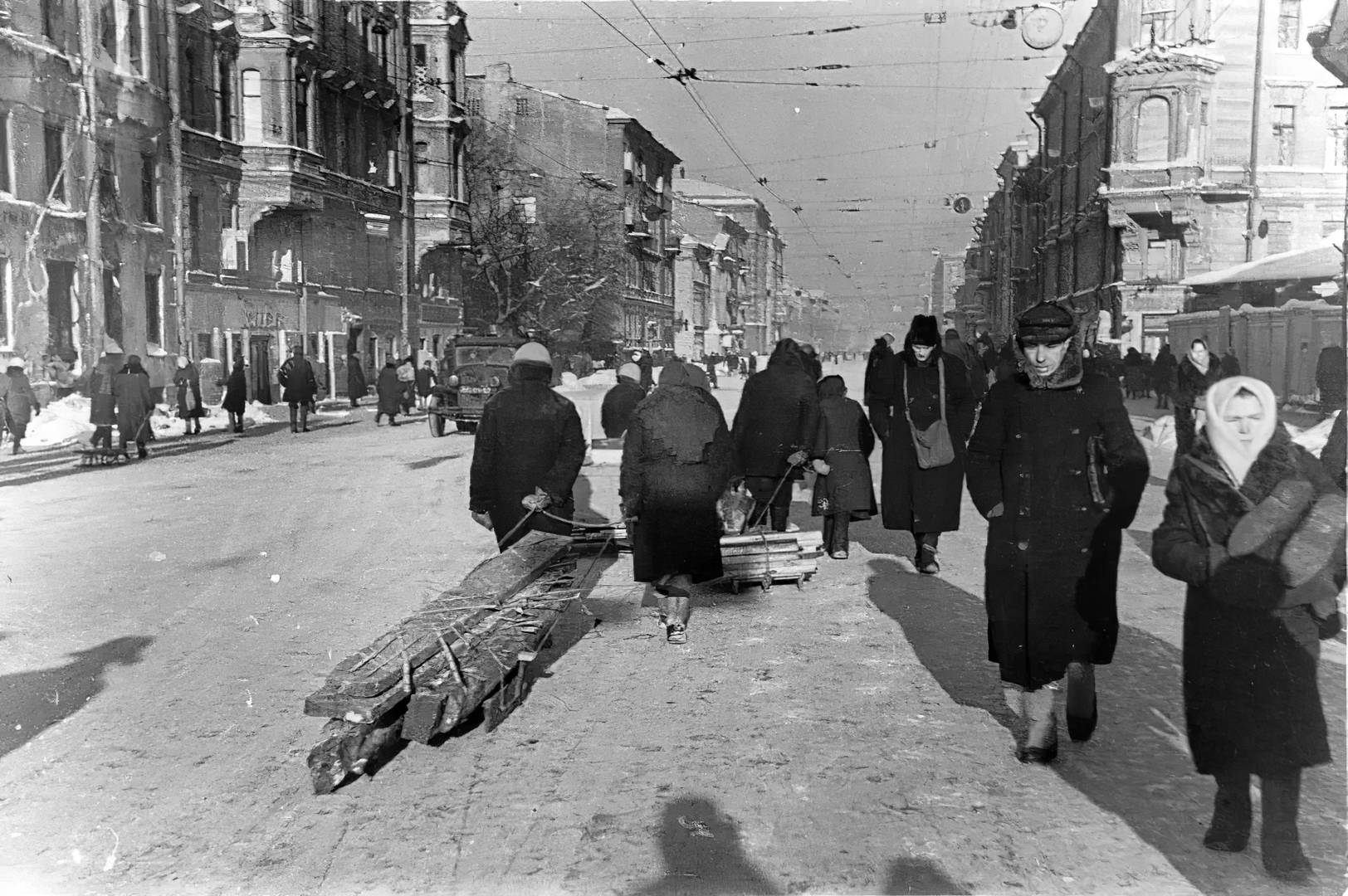 В солнечную погоду улицы города становятся оживленными. Февраль 1942 г.