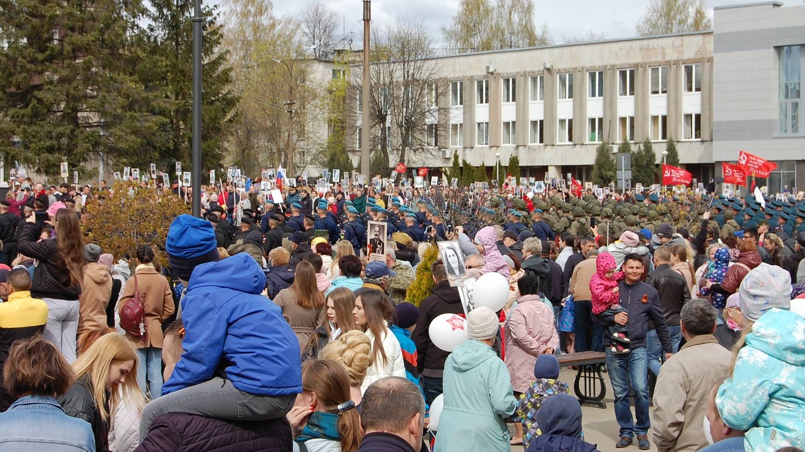 Начало шествия Бессмертного полка в городе Луга