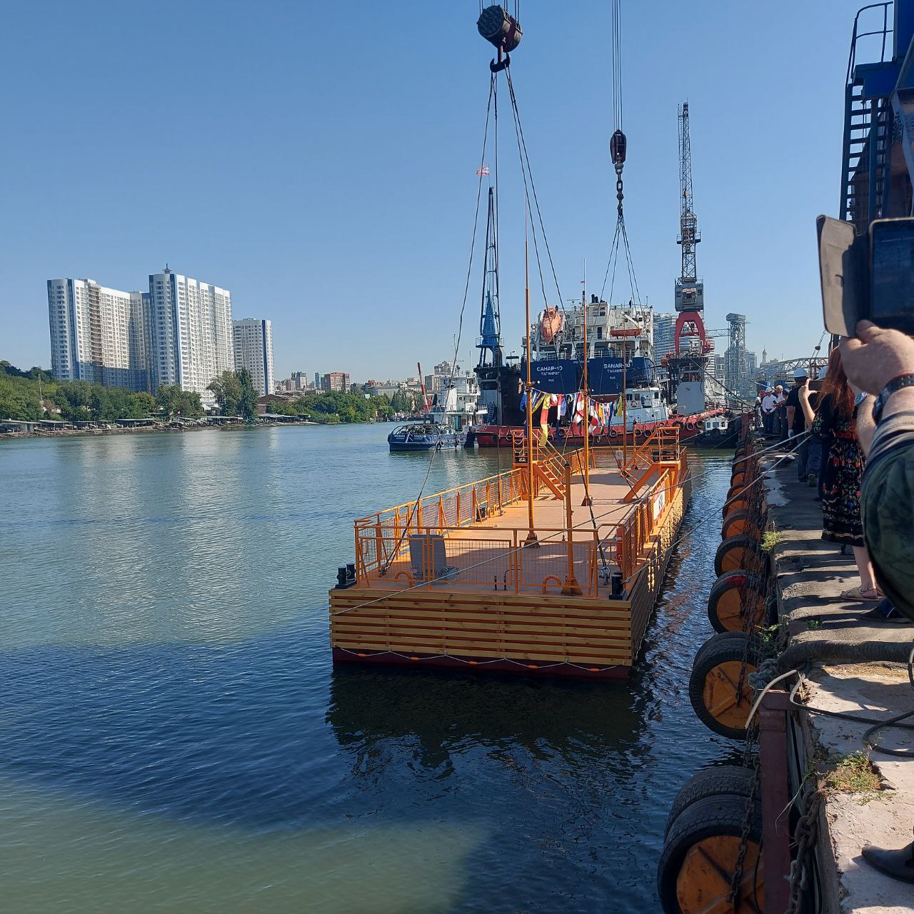 Спуск на воду плавучеего причала