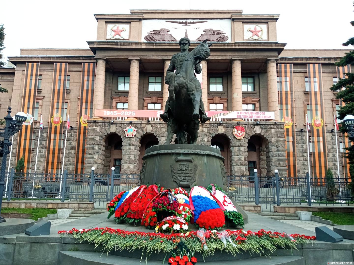 Памятник Г. К. Жукову у здания штаба Центрального военного округа
