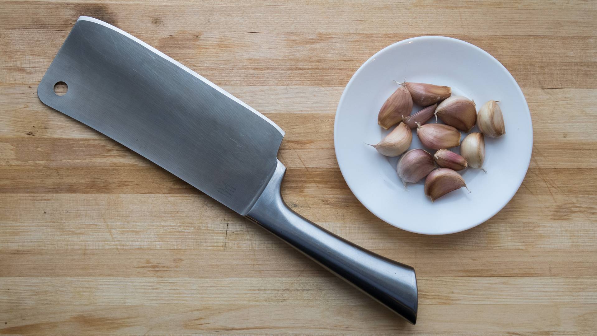 чеснок, дольки чеснока, нож для разделки мяса