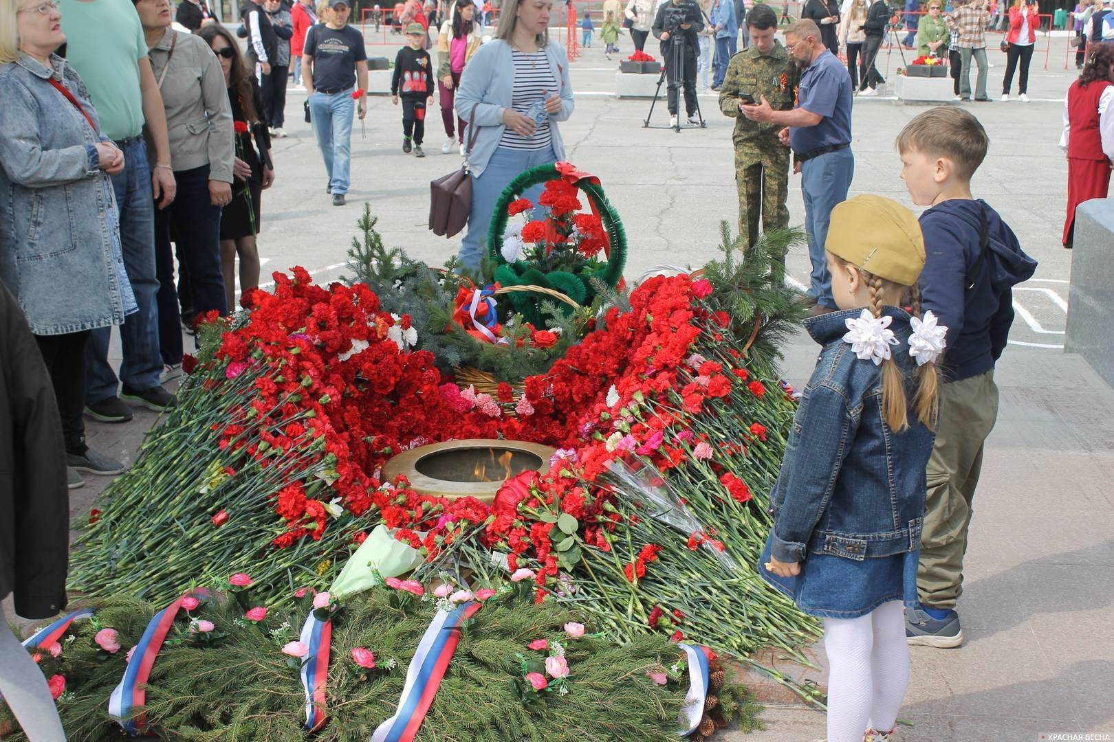 Цветы у Вечного огня в Бердске