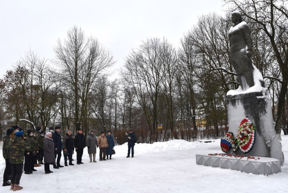 Памятник Клавдии Назаровой в Острове (Псковская область). 12.12.2021