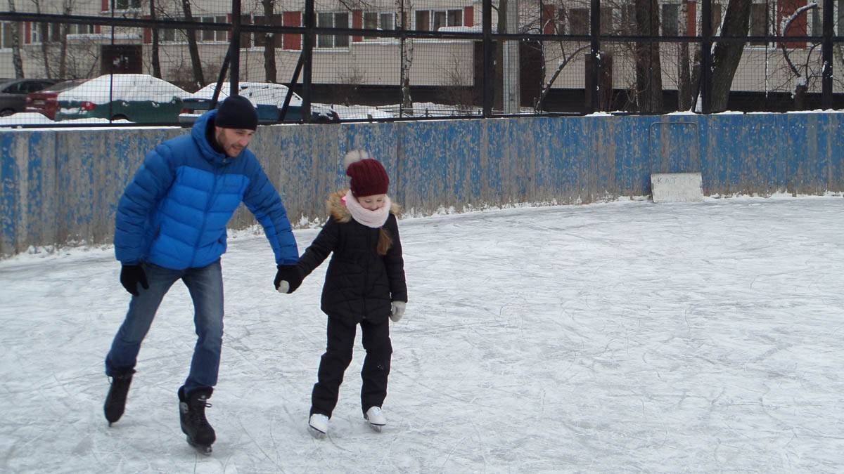 В субботний день во дворе на катке. Санкт-Петербург. 10.02.2018 г.