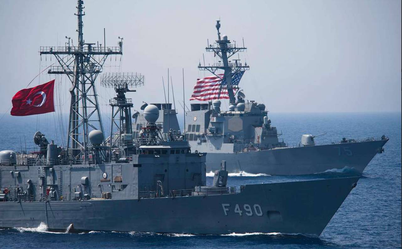 Турецкий фрегат G-класса TCG Gaziantep (F-490) и эсминец класса Arleigh Burke USS Donald Cook (DDG 75)