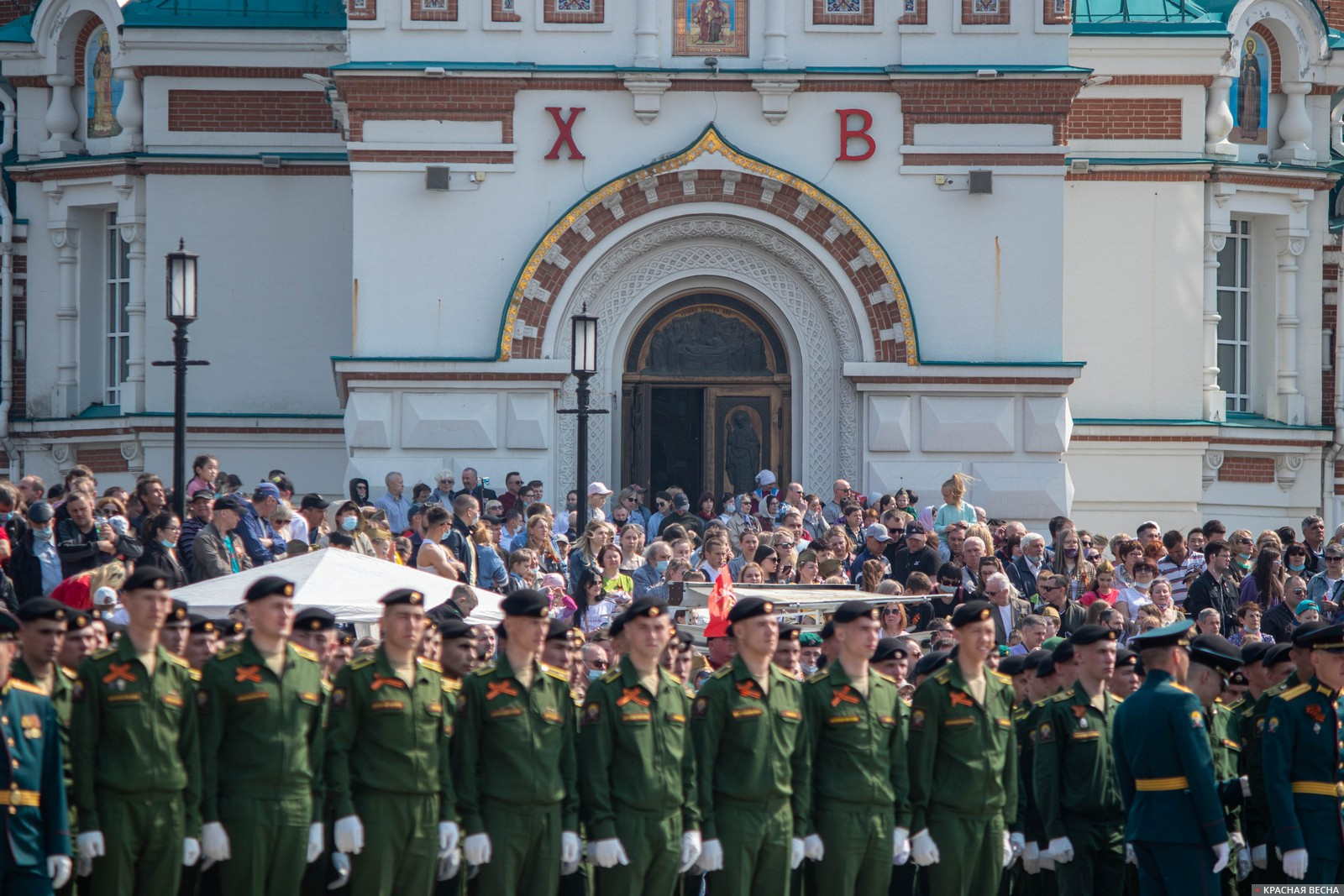 На Соборной площади все в ожидании начала парада. Омск. 09.05.2021