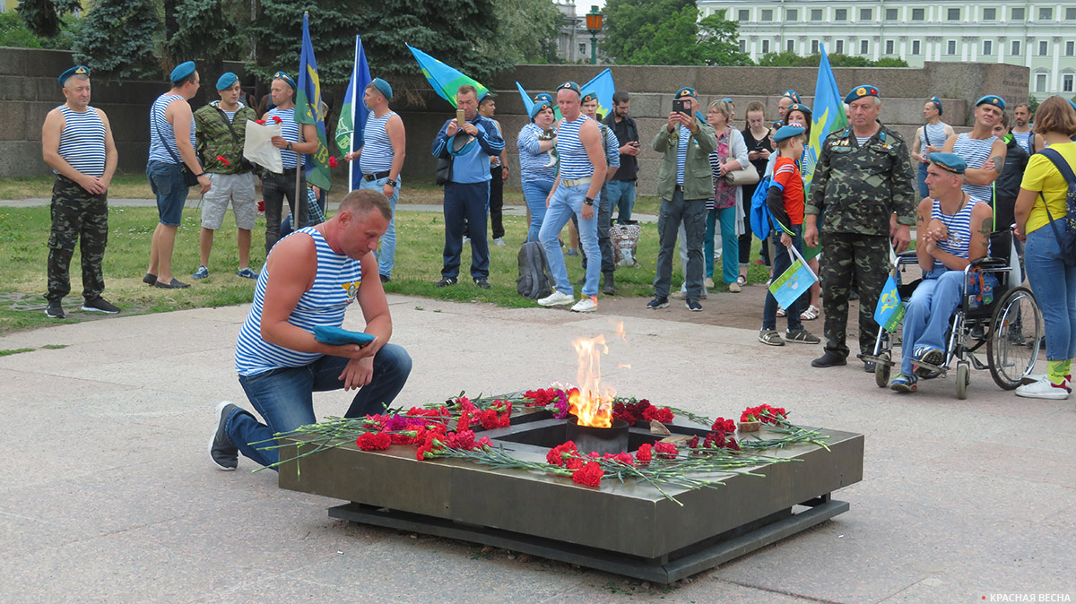 Санкт-Петербург. Вечный огонь у мемориала борцам революции на Марсовом поле. 02.08.2021