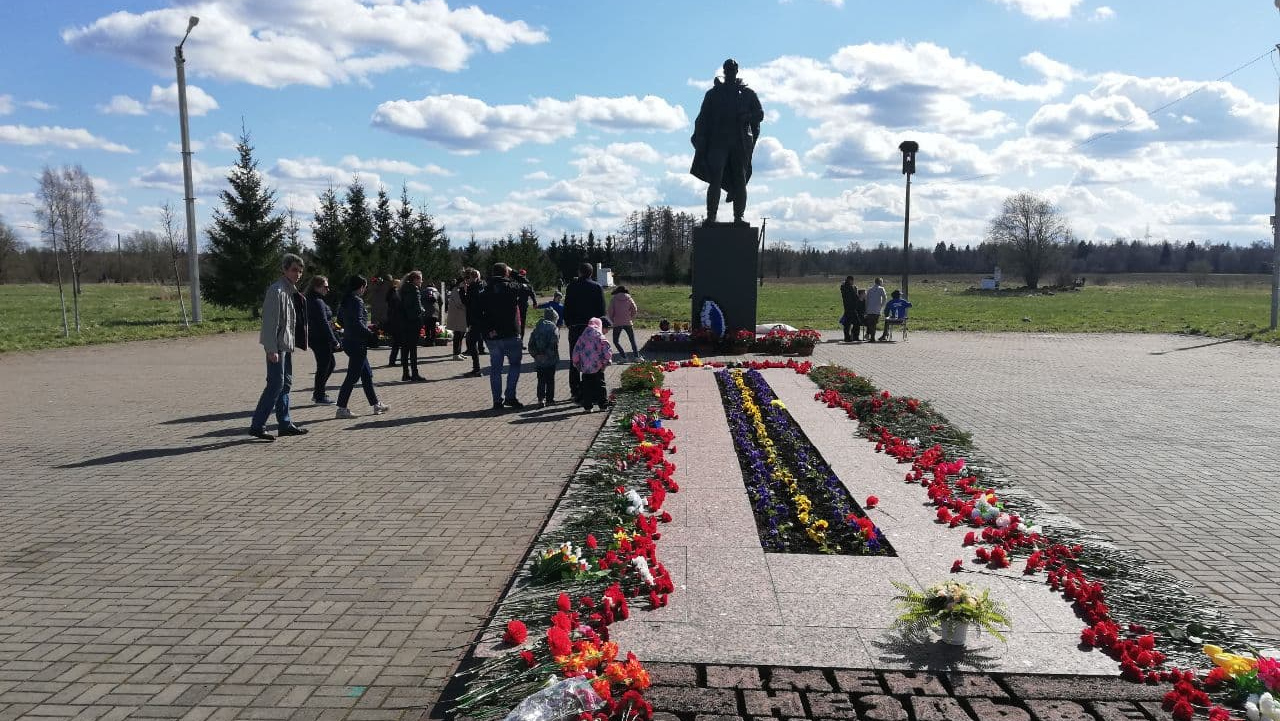 Монумент в деревне Заречье (Ленинградская область), сожженной фашистами в октябре 1943 года