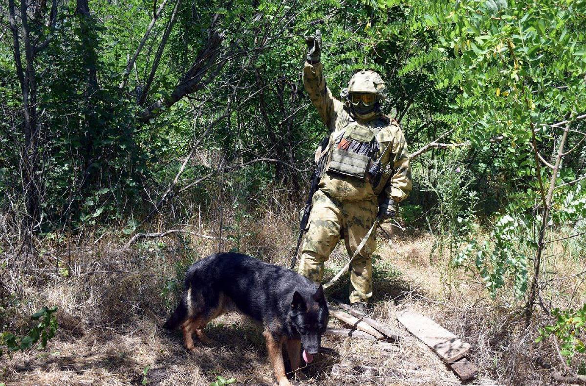 Боец спецназа Росгвардии и его четвероногий боевой товарищ