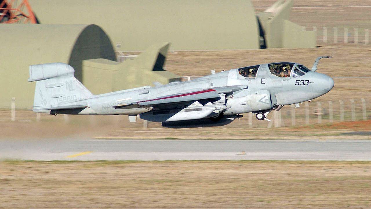 Американский самолет EA-6B «Prowler» взлетает с авиабазы Инджирлик