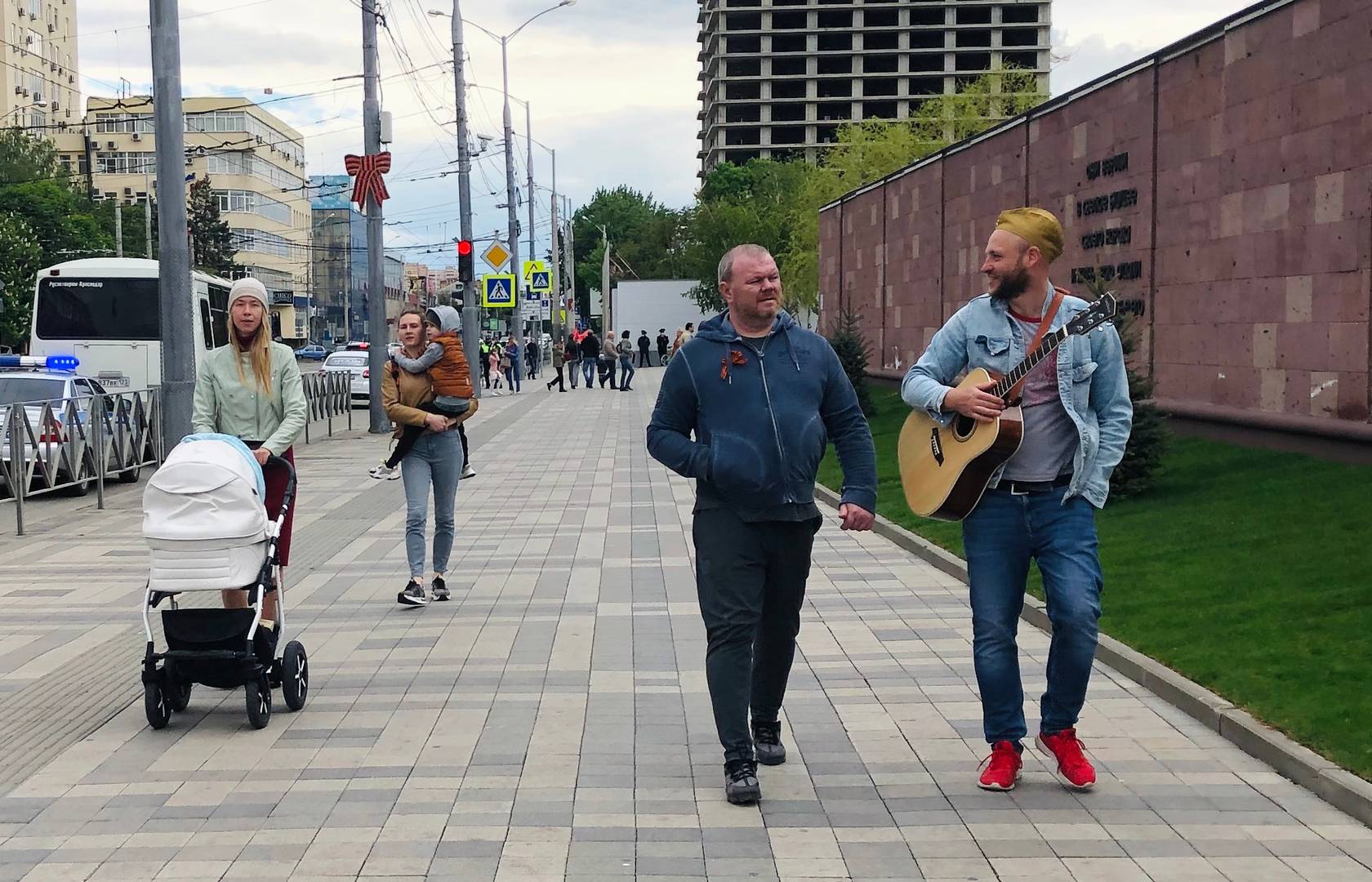 Граждане перед Вечным Огнем