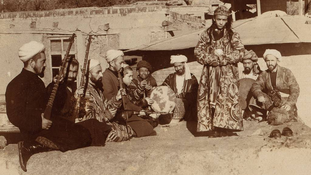 Группа музыкантов, играющих для танцующего мальчика. 1905-1915