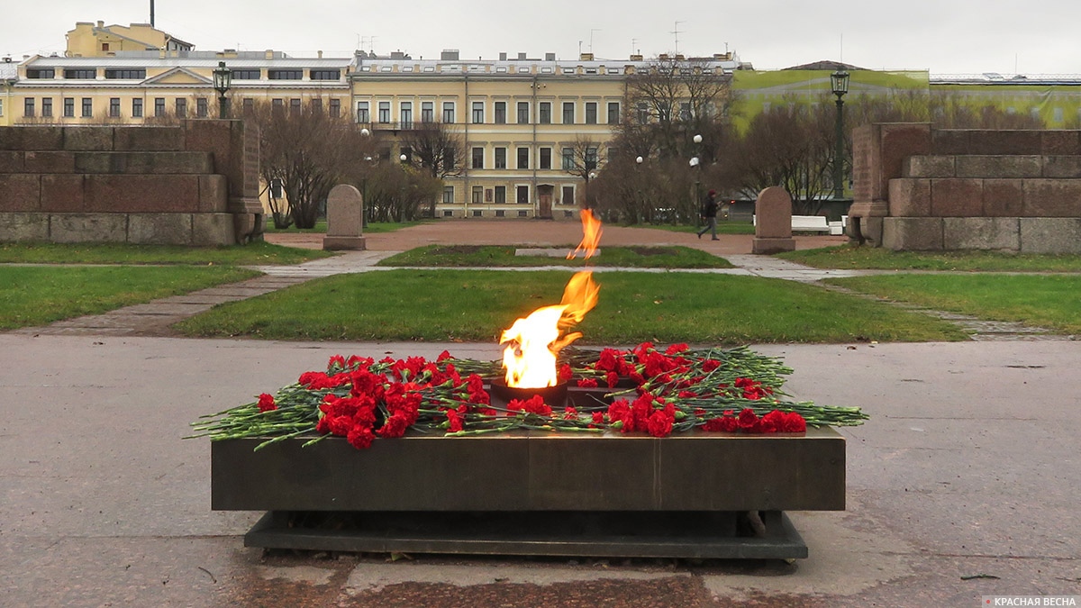 Вечный огонь на Марсовом поле в Санкт-Петербурге. 07.11.2022