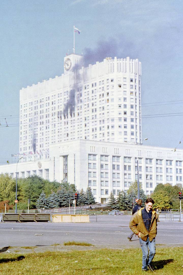 Горящий Дом Советов, 4 октября 1993 г. (Фото: bellabs.ru)