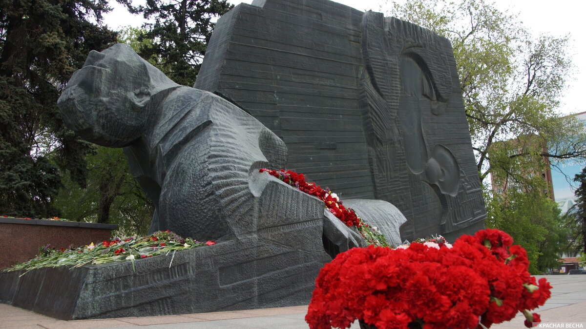 Памятник и цветы, Мемориальный комплекс «Памятник Славы», Воронеж, 10.05.22