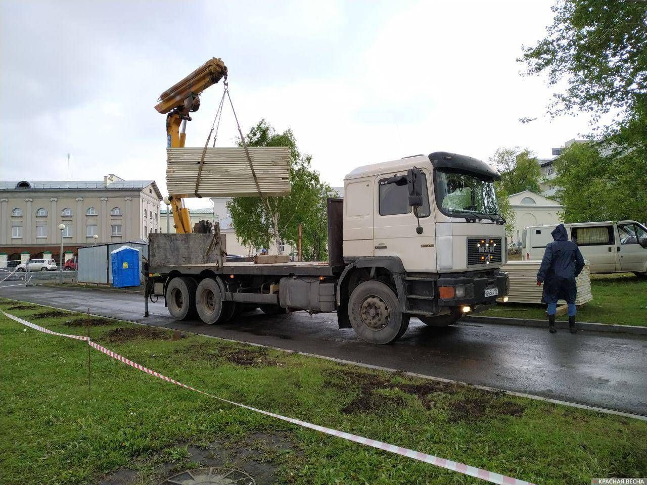 Демонтаж забора в сквере на Октябрьской площади, Екатеринбург