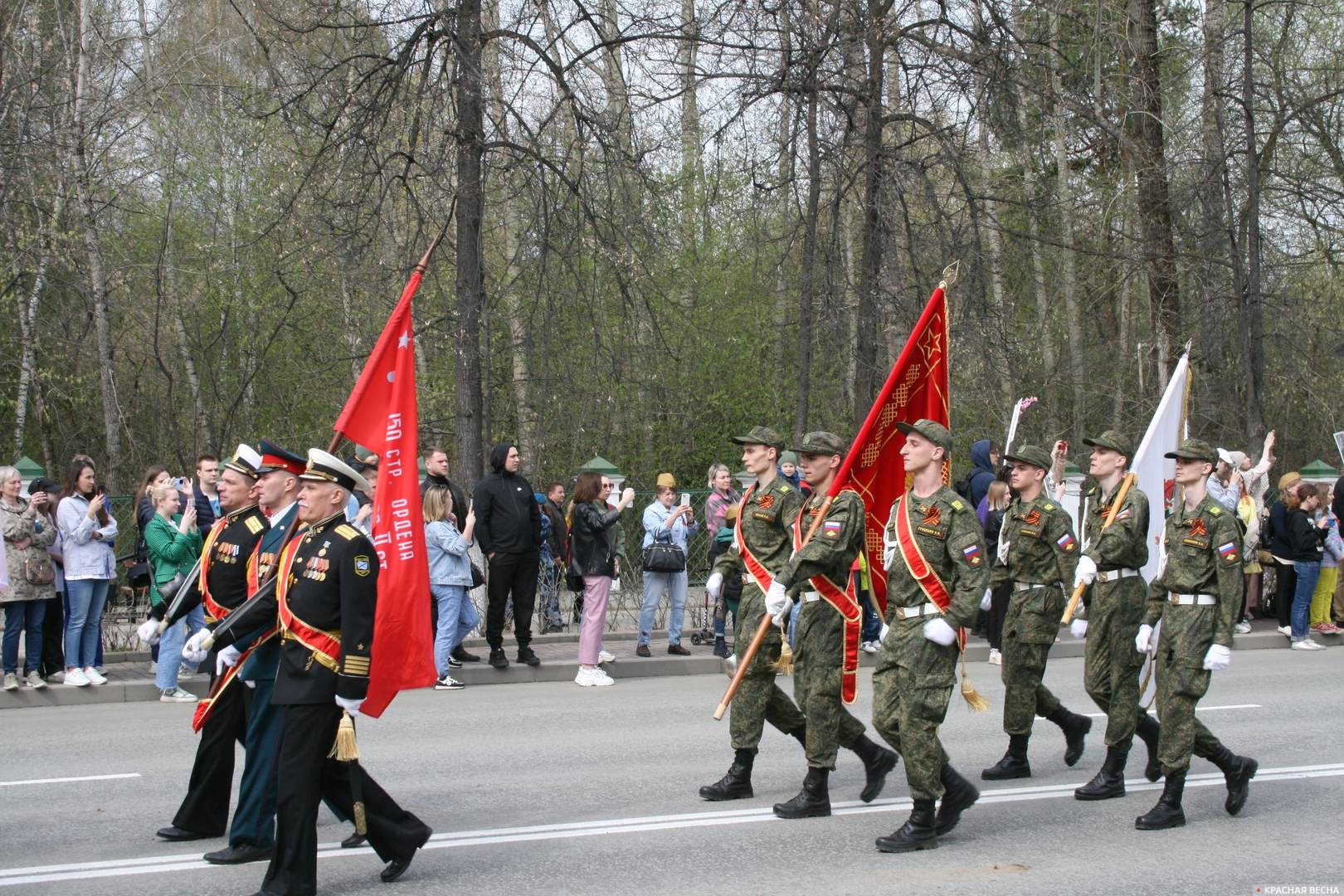 Томск. Парад Победы. Знамена