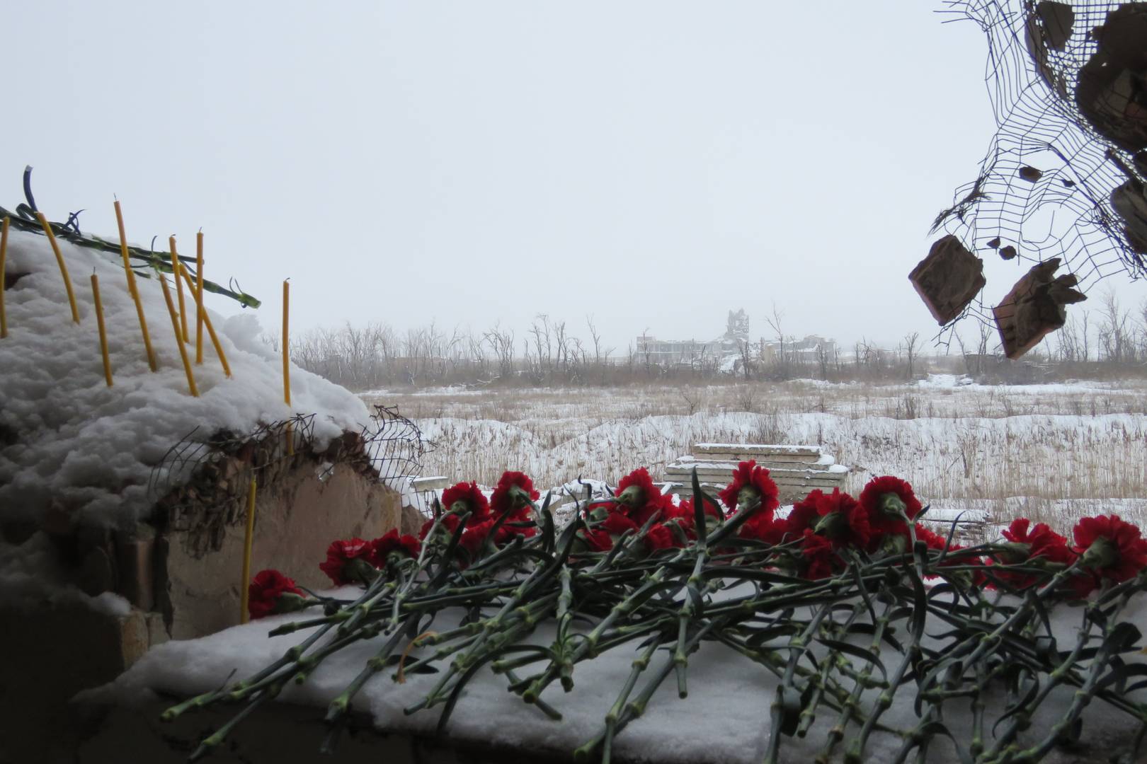 Донецкий аэропорт. Пробоина в стене «Трёшки». 17 января 2015 года здесь стоял «Утёс», уничтоженный вражеским танком