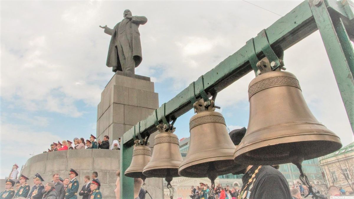 Памятник Ленину и колокола на площади 1905 года в Екатеринбурге, 9 мая 2019 года