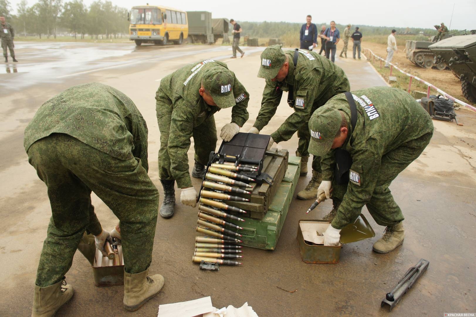 Снаряжение боекомплекта БТР-80А. Полигон Алабино