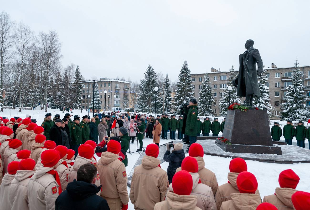 На открытии памятника маршалу Митрофану Неделину, Тверская область