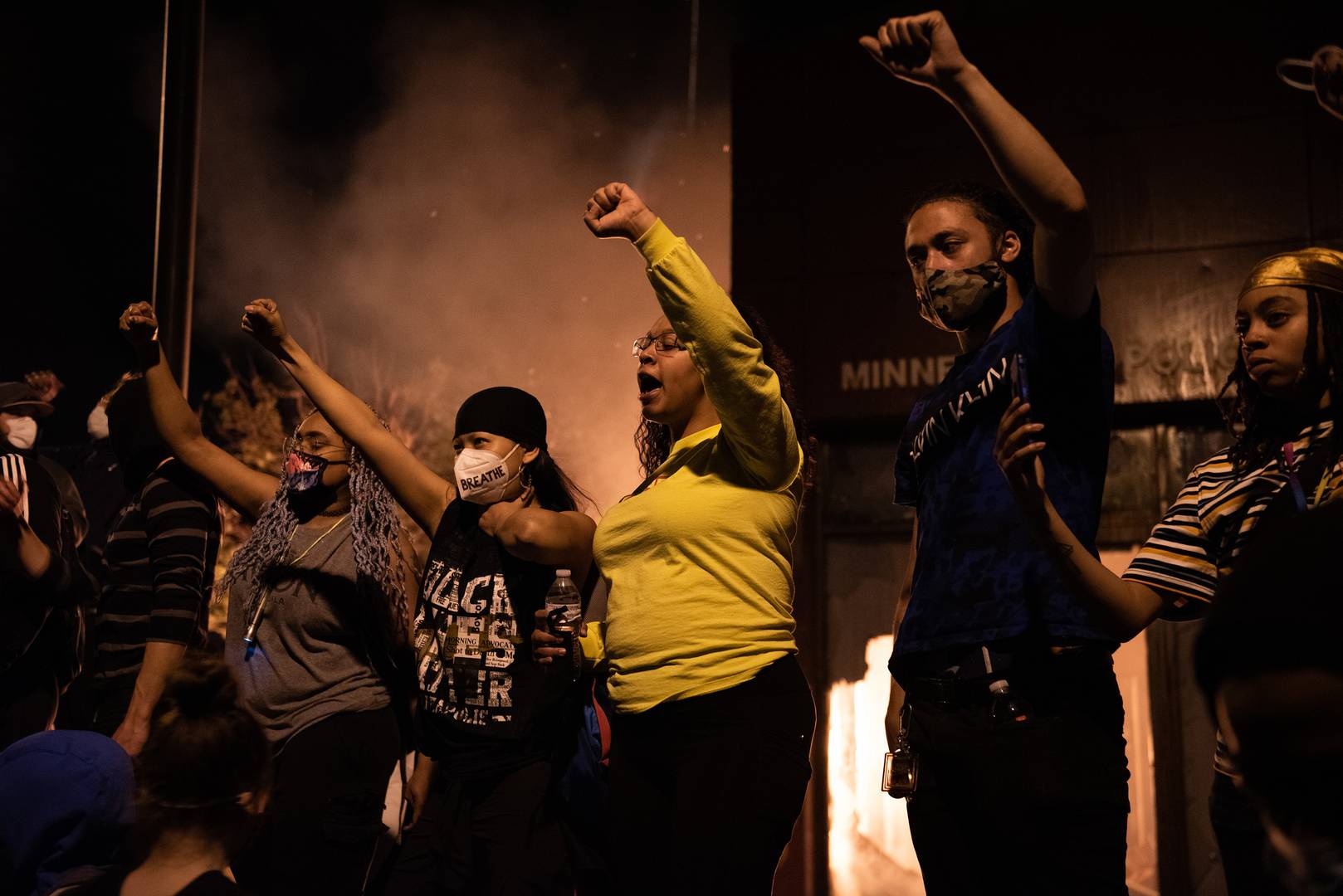 Протестующие у полицейского участка в Миннеаполисе. 28 мая 2020 г. (Фото — Hungryogrephotos)