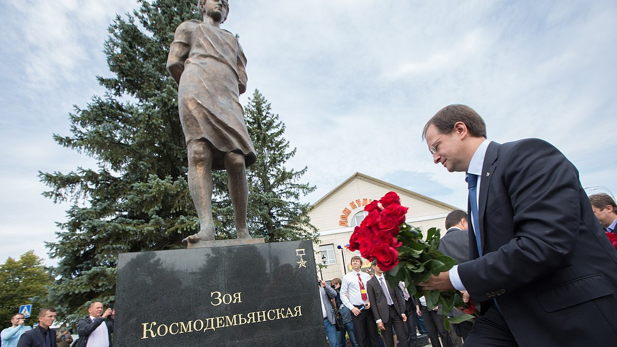 На открытии памятника Зое Космодемьянской