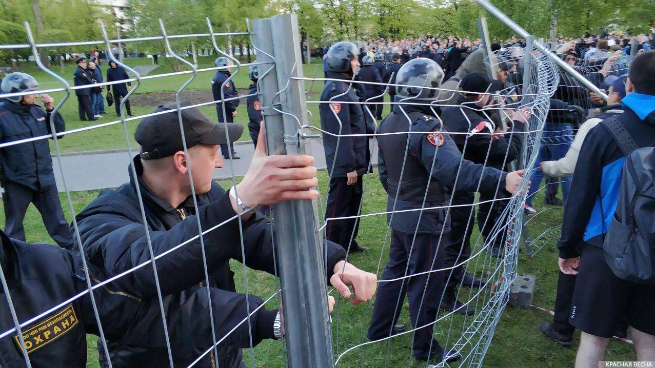 Прорыв заграждения на Октябрьской площади в Екатеринбурге