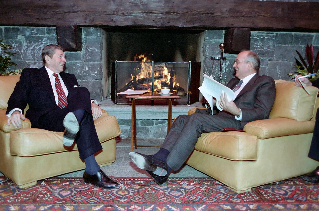 Рональд Рейган и Михаил Горбачев на Женевском саммите. 1985