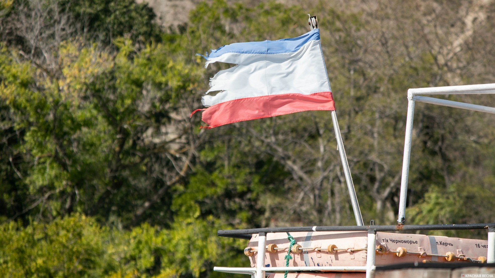 Флаг Крыма на катере. Керчь, Крым