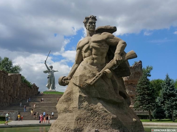 Сталинград. Мамаев курган. Скульптура солдата на Площади стоявших насмерть