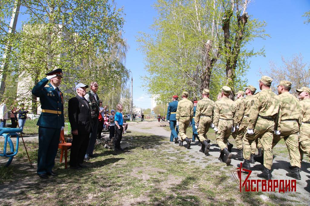 Парад у дома труженика тыла в Челябинске