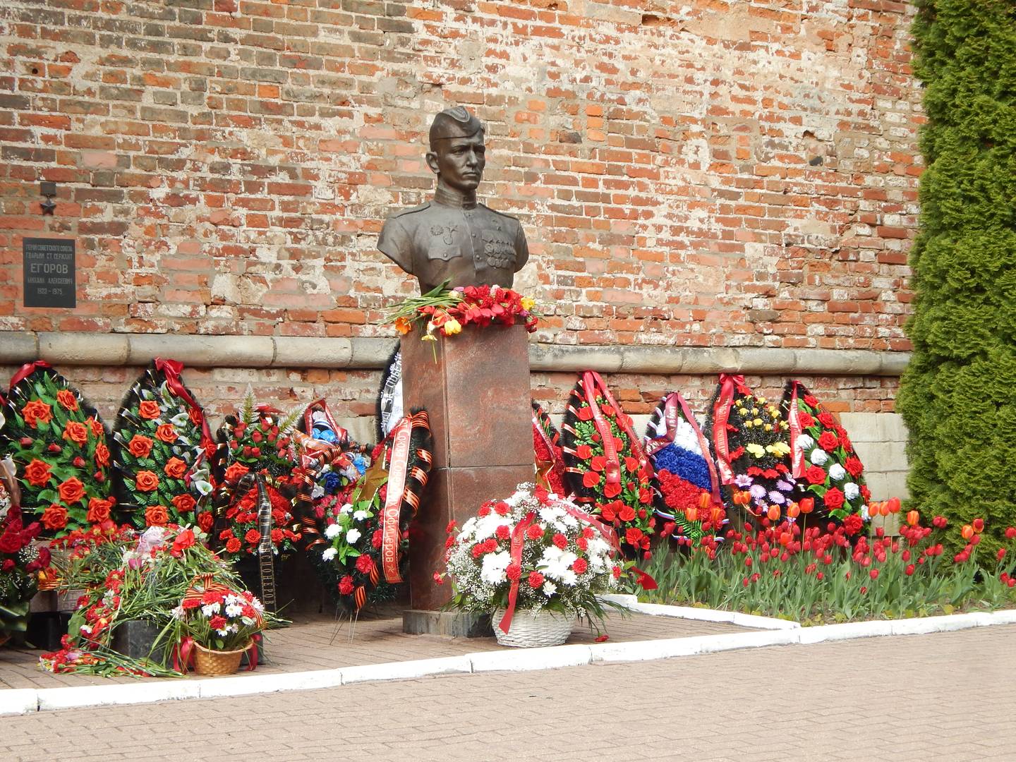 Могила и бюст М. Егорова в Сквере Памяти Героев