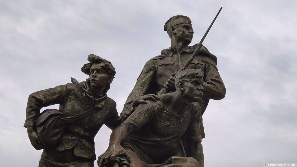 Севастополь. Памятник «Мужеству, стойкости, верности комсомольской».