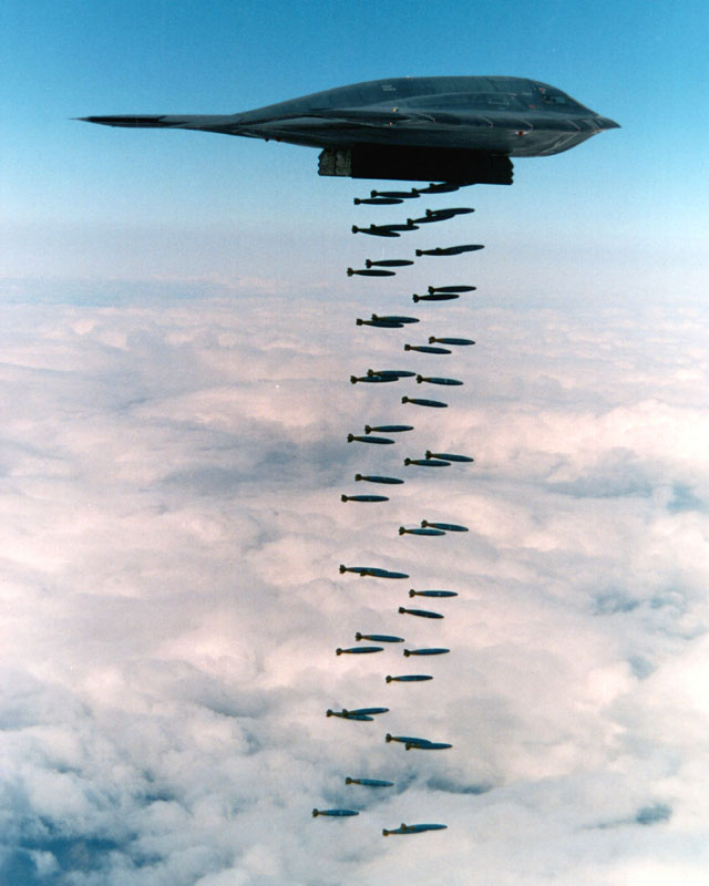 B-2 Spirit сбрасывает 47 500-фунтовых (230 кг) бомб класса Mark 82