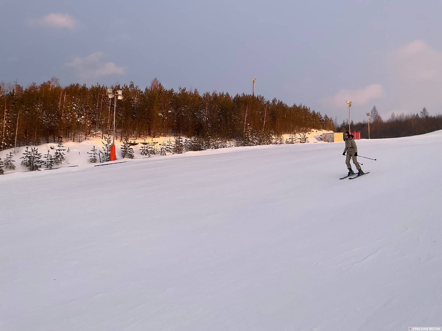 Спуск на горных лыжах