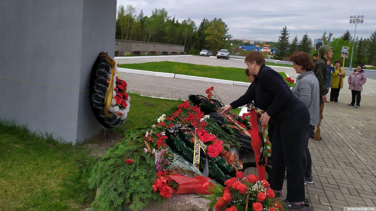 Возложение цветов жителями Железногорска