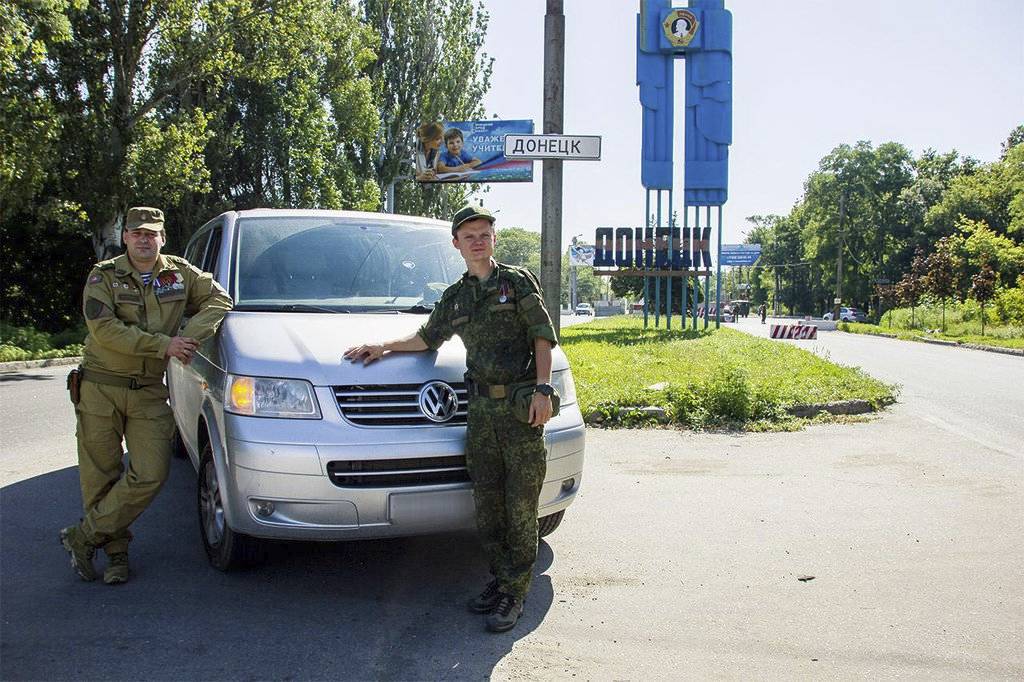 Вольга и Газетчик возле нового микроавтобуса. Июль 2015 г.