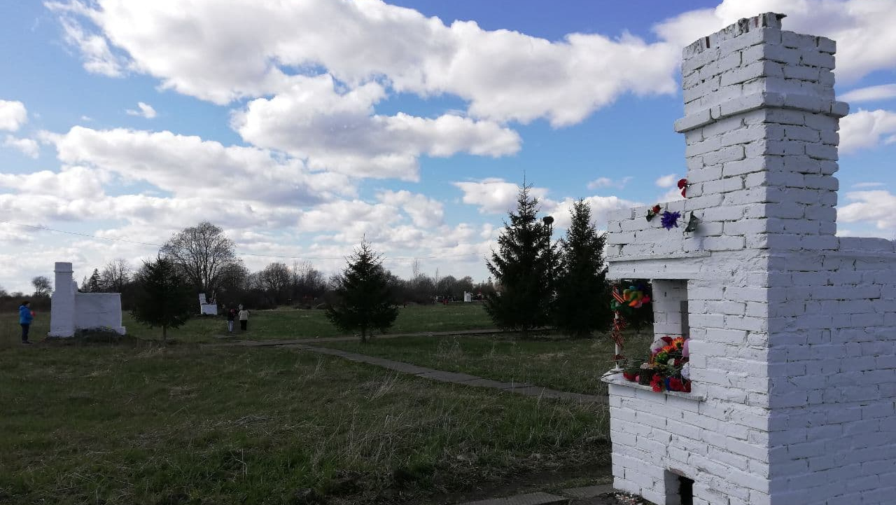 Мемориал в деревне Заречье (Ленинградская область), сожженной фашистами в октябре 1943 года