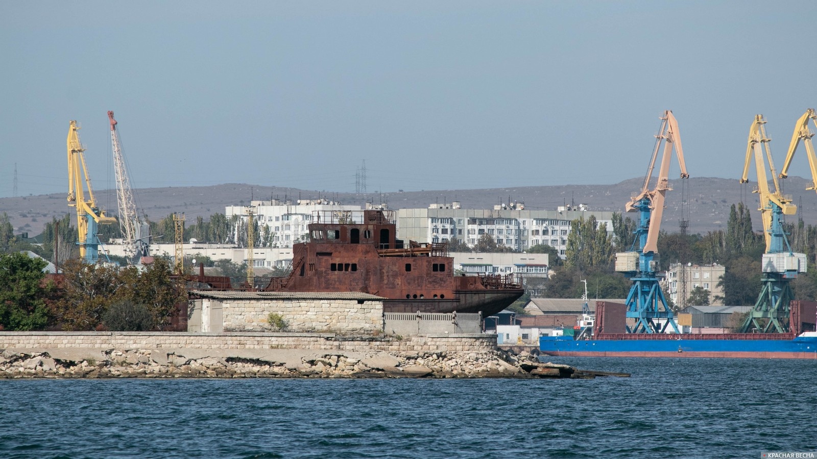 Краны Керченского морского торгового порта. Керчь, Крым