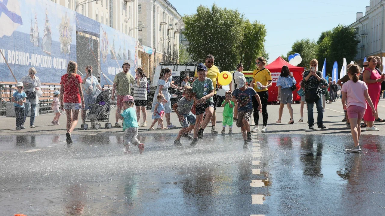 На выставке пожарной техники желающих окатили из брандспойта