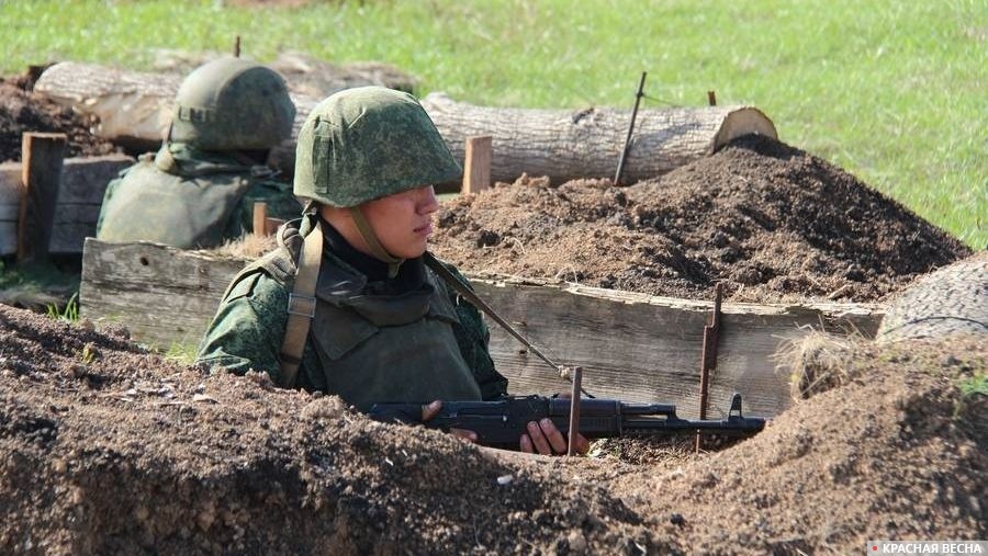 Солдат в окопе (архивная фотография)