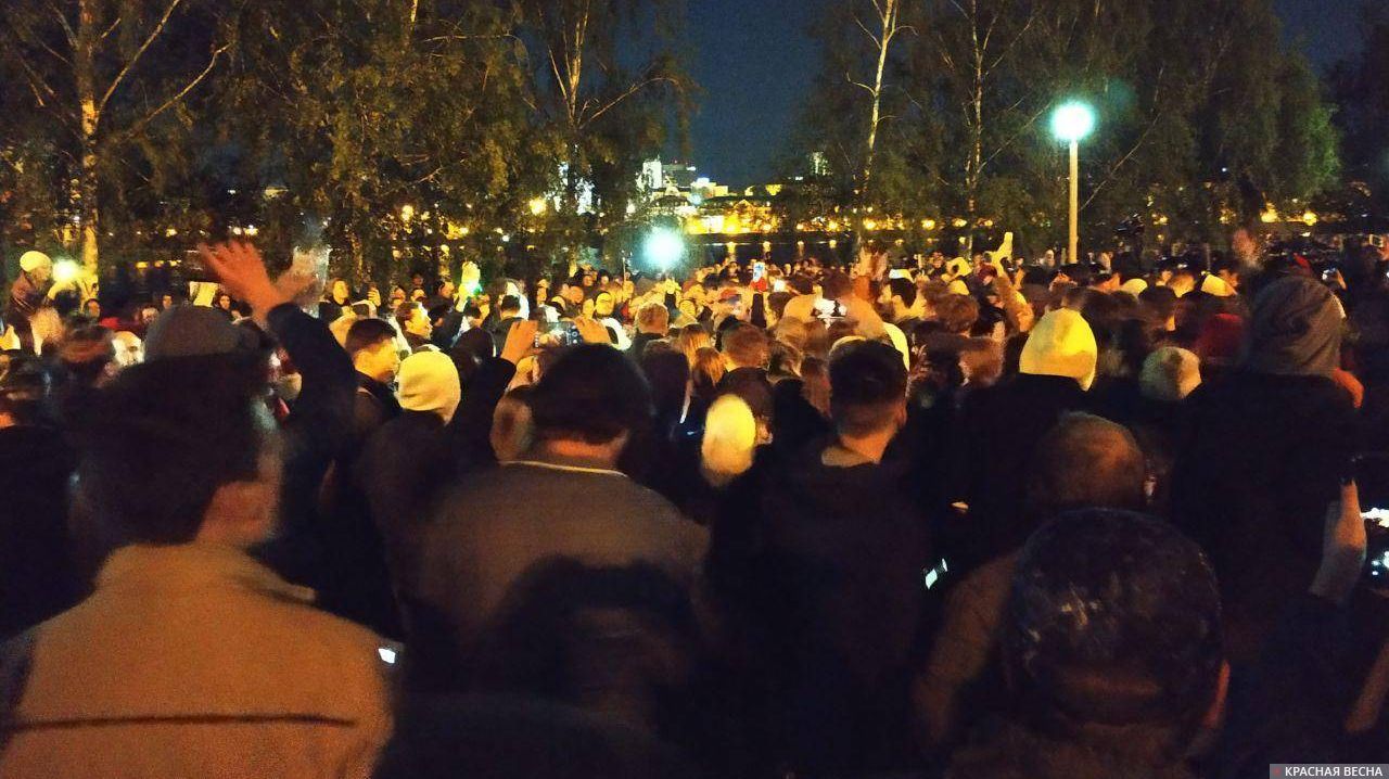 «Кто не скачет, тот за храм». Протест на Октябрьской площади в Екатеринбурге, 14 мая 2019