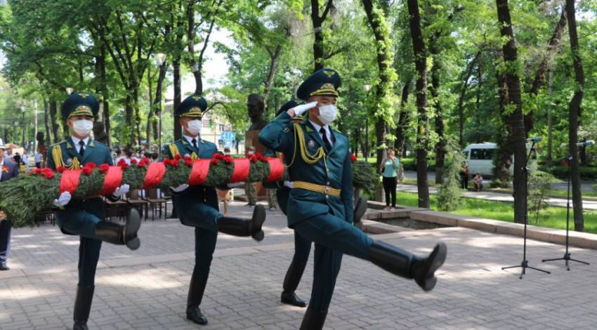 Возложение цветов в Бишкеке