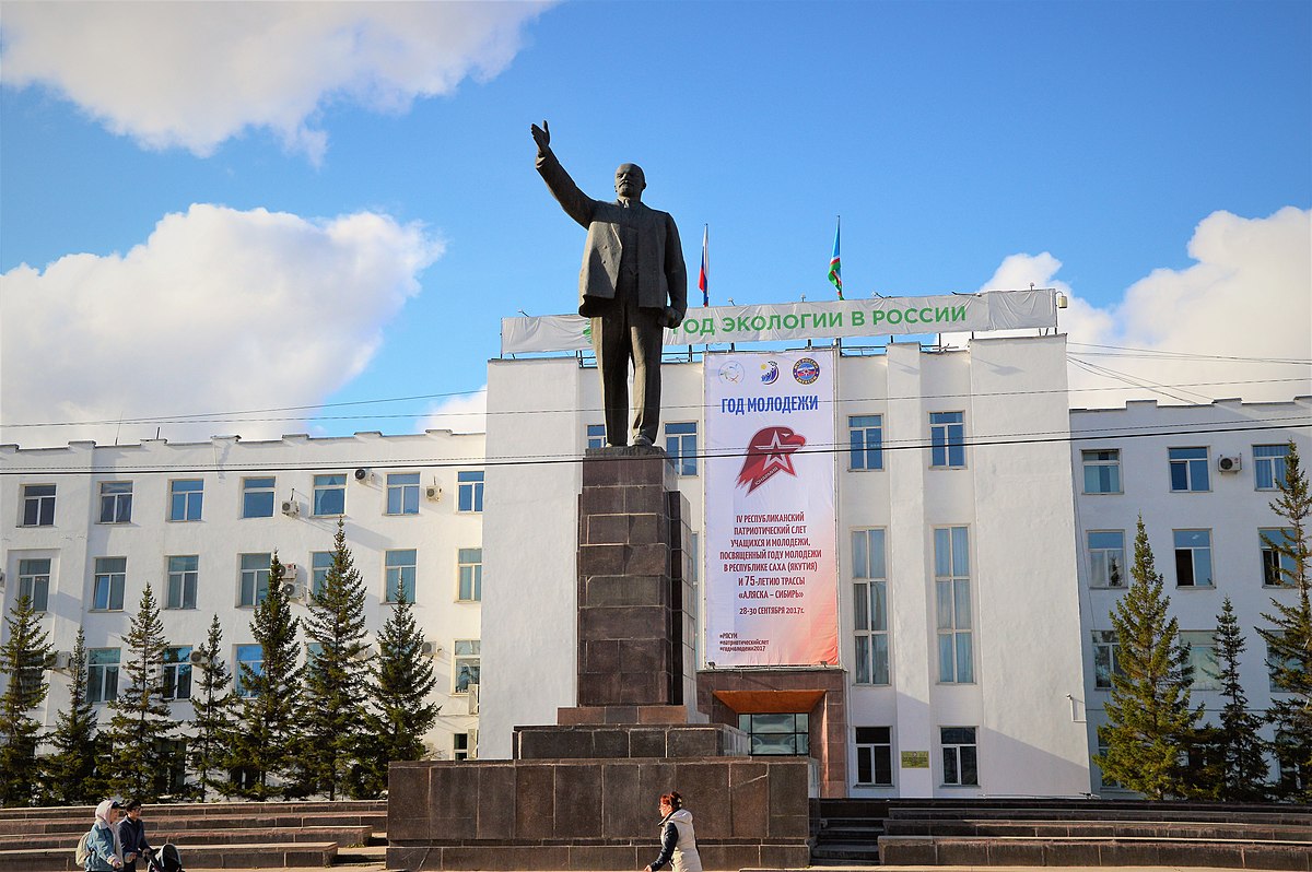 Памятник Ленину в Якутске