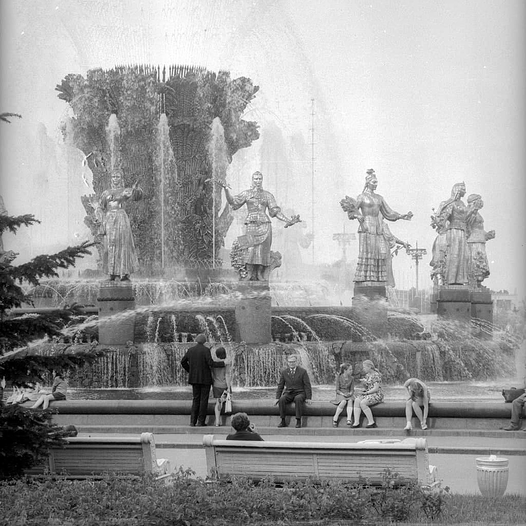 К. Топуридзе и Г. Д. Константиновский. Фонтан «Дружба народов». 1954