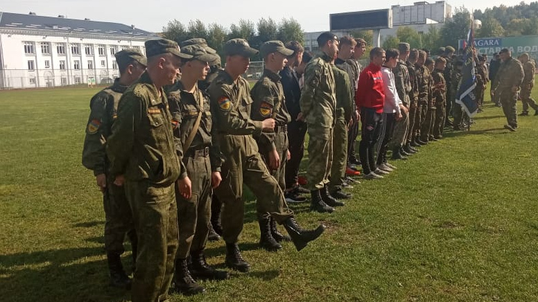 Участники военно-спортивной эстафеты