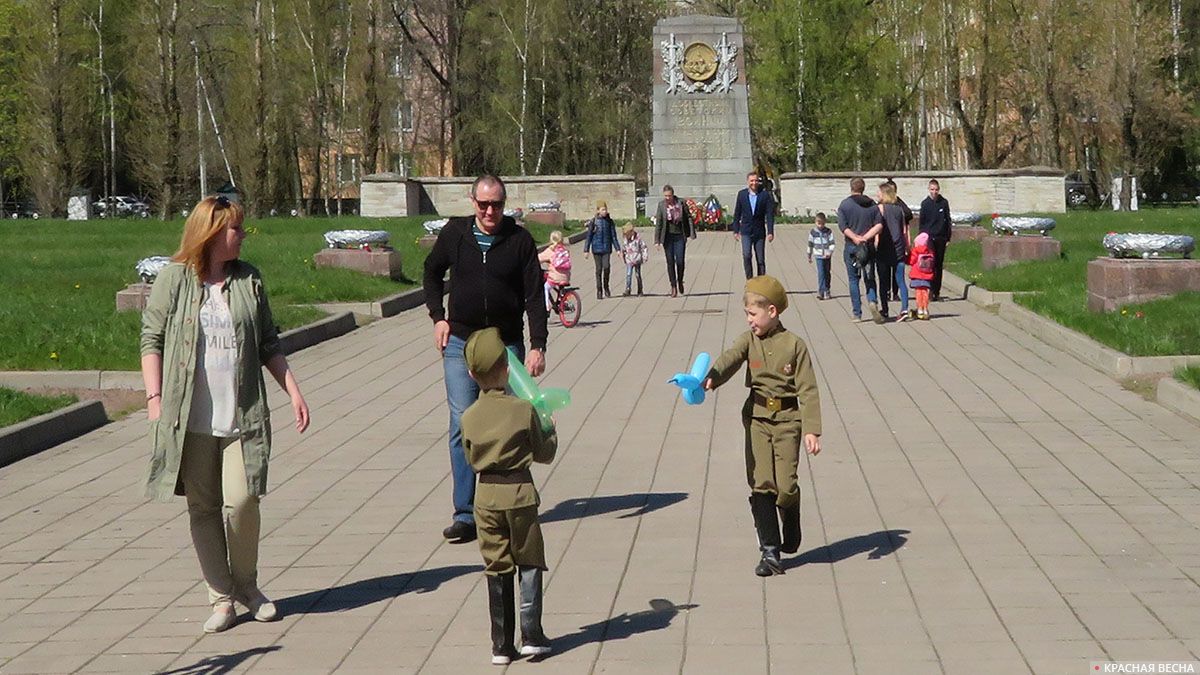 Петербуржцы семьями приходят к памятным местам. Воинское кладбище «Дачное». 09.05.2020